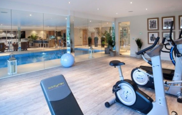 Ruang gym pribadi dengan pemandangan kolam renang